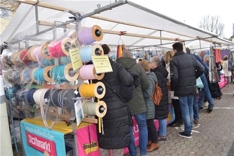 An den Verkaufsständen herrschte großer Andrang.  Fotos: AB