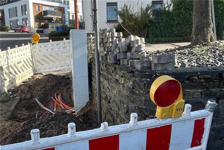 An den Verteilerkästen, wie hier im Kreuzungsbereich Poststraße/Breitscheider Straße, muss die Deutsche Telekom immer wieder punktuell Arbeiten durchführen. Daher müssen diese Baugruben länger offenbleiben. 