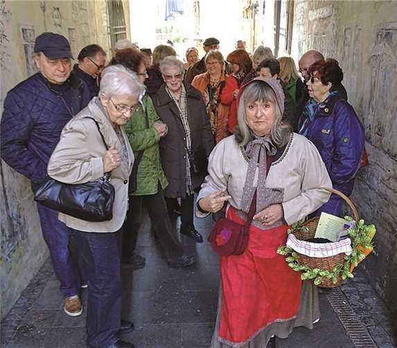 An den Wänden dieses Durchgangs hat sich Lotte Meurer mit ihren Malereien verewigt.