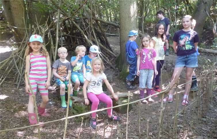 An den Waldtagen hatten die Hortkinder besonders viel Spaß und bauten nicht nur Hütten, sondern auch Zäune, Sitzmöbel und sogar einen Massagesalon.privat