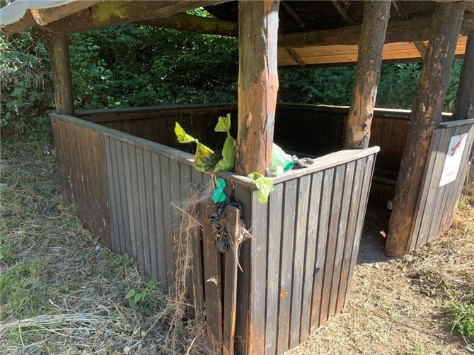 An den Wanderhütten werden leider immer wieder Hundekotbeutel zurückgelassen.  Foto: privat