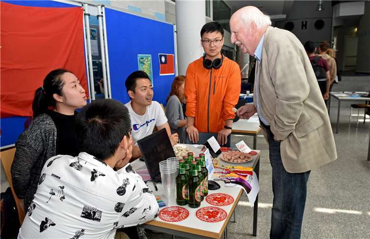 An den bunten Länderständen, wie hier dem chinesischen, gab es einiges zu entdecken.privat