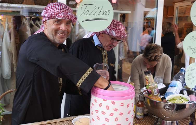 An den drei Cocktailbars konnten die Besucher ihren Durst stillen.