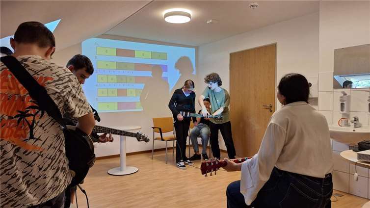 „Musiccamp – Werde zum Songwriter!“ An den ersten beiden Tagen konnten die Teilnehmerinnen und Teilnehmer in Instrumentengruppen Gitarre/Bass und Schlagzeug erste Erfahrungen sammeln.