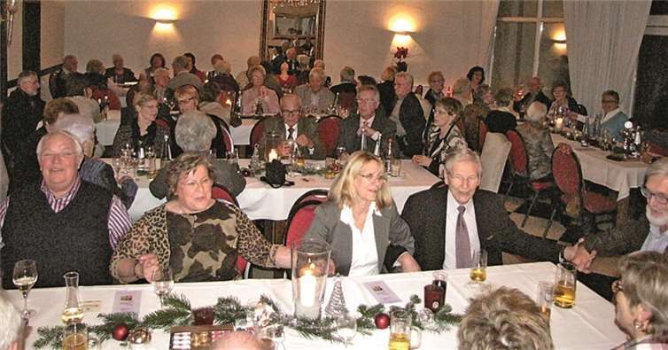 An den festlich gedeckten Tischen erfreuten sich die Teilnehmer bester Unterhaltung.privat