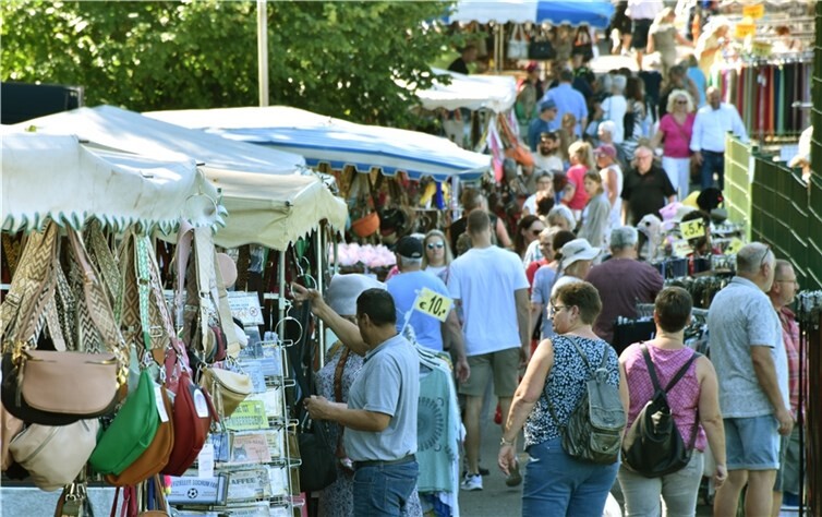 An den insgesamt 140Jahrmarkständen war meist riesiger Andrang.