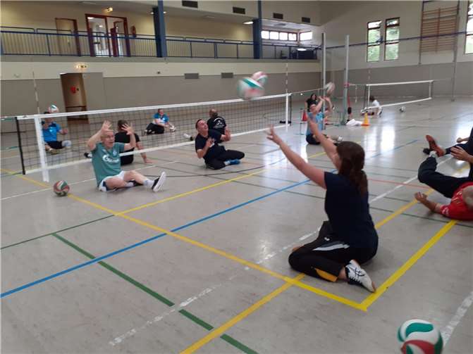 An den kommenden Donnerstagen, 15. Juni 2023 und 22. Juni 2023 findet in der Brohltalsporthalle Burgbrohl in der Zeit von 18 - 19:30 Uhr erneut Sitzvolleyball statt. Foto: privat