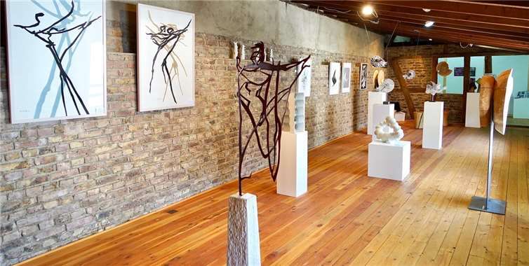 An den letzten drei NRW-Ferienwochenenden hieß es in der Villiper Hofanlage „STATT HofArt“ und so präsentierten dort neun exzellente Kunsthandwerker aus der Region einen Ausschnittaus ihrem Schaffen in Drechsler-Werkstatt, Galerie und Garten. Fotos: KG