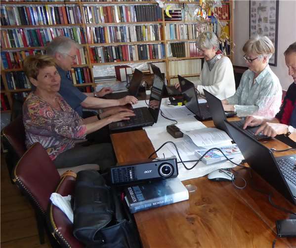 An den selbst mitgebrachten Laptops erlernen die Teilnehmenden den Umgang mit dem eigenen Gerät. privat