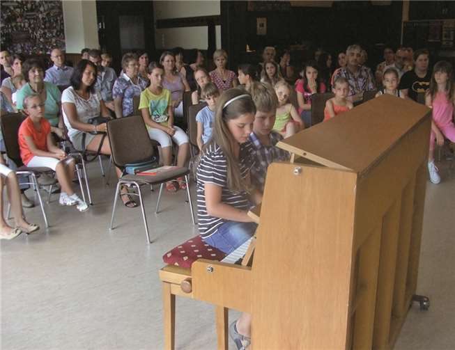 An den verschiedenen Instrumenten demonstrierten die jungen Musiker, was sie gelernt hatten. Das Publikum lauschte fasziniert. privat