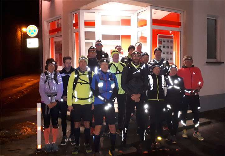 An den verschiedenen Verpflegungspunkten stießen Läuferinnen und Läufer immer wieder dazu und machten die Nacht zum Tag.