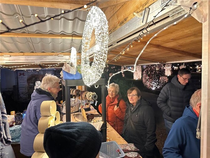 An den vielen Buden darf nach Herzenslust geshoppt werden.  Foto: ROB