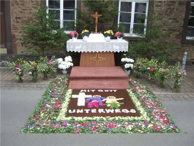 An den vier Altären erteilte er jeweils, unter musikalischer Begleitung der „Hoffelder Bergmusikanten“, den eucharistischen Segen.Foto: privat