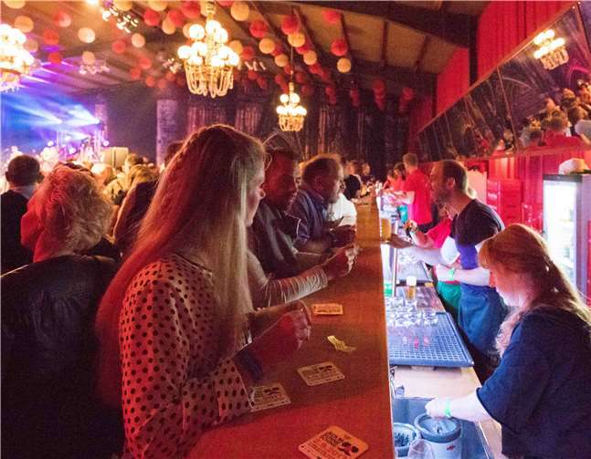 An der 15 Meter langen Theke herrschte reges Treiben.