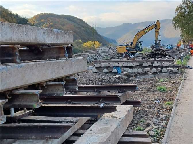 An der Ahrtalbahn, wie hier in Dernau, werden zerstörte Gleisanlagen beseitigt.Foto: WITE