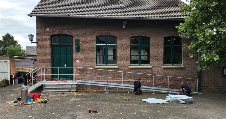 An der Alten Schule Niederdrees wurde eine Metallrampe für einen barrierefreien Zugang angebracht. Fotos: privat
