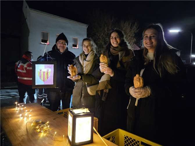 An der Alten Schule wurden die Weckmänner zu St. Martin verteilt. Fotos: Nicole Persie