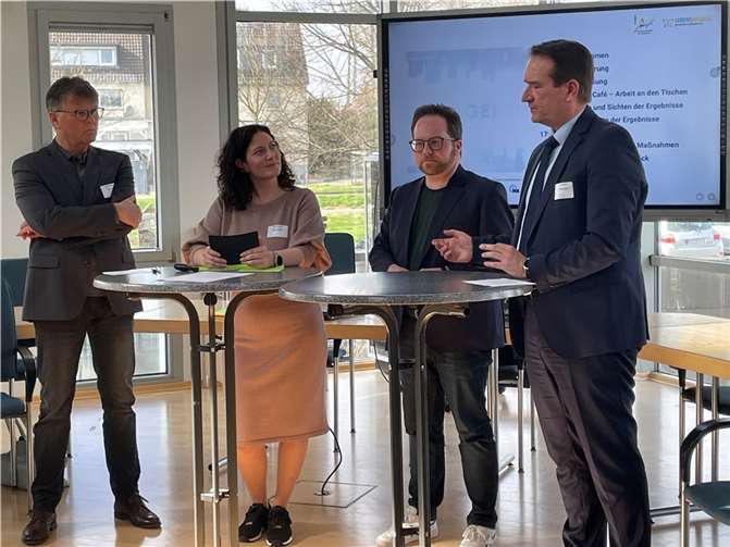 An der Auftaktveranstaltung der Workshop-Reihe in Weißenthurm nahmen knapp 40 Interessierte teil, die durch den Ersten Kreisbeigeordneten Pascal Badziong sowie Verbandsgemeindebürgermeister Thomas Przybylla und Burkhard Nauroth, Erster Vorsitzender des Vereins „LebensWandel - gemeinsam gestalten“, im Rahmen einer lebendigen Gesprächsrunde eröffnet wurde.