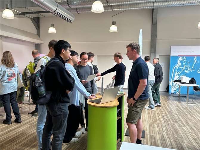 An der Ausbildungsmesse der VG Höhr-Grenzhausen informierten sich die Jahrgangsstufen 9 bis 12 des Gymnasium im Kannenbäckerland über Ausbildungs- und Studienmöglichkeiten.  Fotos: privat