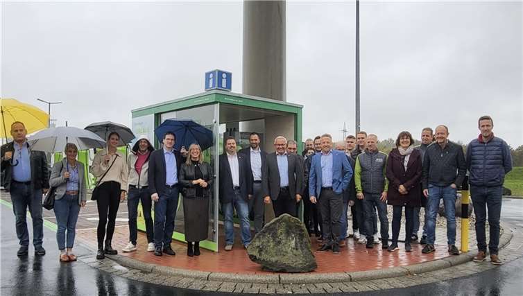 An der Autobahn A3 Abfahrt Neuwied/Gierenderhöhe wurde im Westerwald-Park ein touristisches Infoterminal samt Unterstand und Prospektwand eröffnet.  Foto: Touristik-Verband Wiedtal e.V.