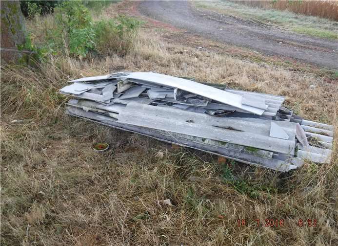 Müllentsorgung auf Kosten der Natur und der Allgemeinheit An der Autobahnbrücke zwischen Ollheim und Dünstekoven wurde dieser Müll gefunden. Gemeinde Swisttal