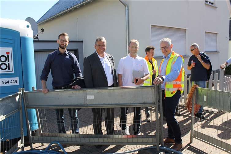 An der Baugrube in Niederelbert beobachteten: v.l. Bürgermeister Ulrich Richter-Hopprich, der Erste Beigeordnete Andree Stein, Alexander Schultz von Rädlinger und Werkleiter Andreas Klute, wie das neue Inliner-Rohr in die unterirdische Hauptwasserleitung eingefädelt wurde. Fotos: VG Montabaur