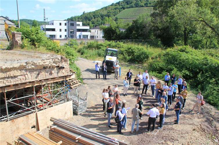 An der Baustelle Heppinger Brücke informierte Maximilian Kranich von der Aufbau- und Entwicklungsgesellschaft die Teilnehmer der Exkursion. Fotos: GS