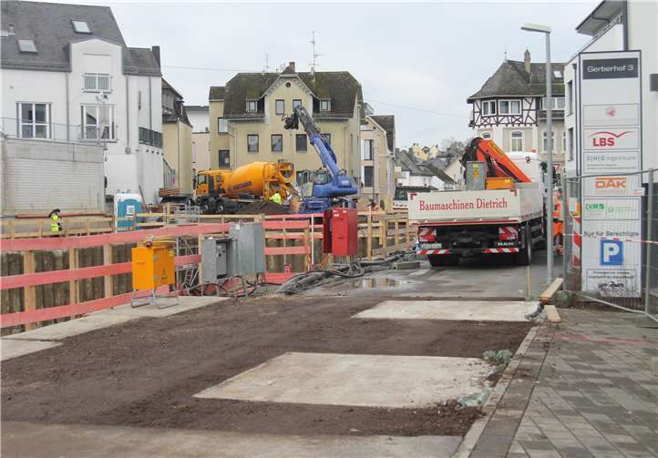An der Baustelle Verbandsgemeindehaus herrscht reges Treiben. Auf der Baustraße Gerberhof kann man schon die Fundamente erkennen, die den Kran tragen werden. Dieser wird am 19. Januar aufgestellt. Foto: Verbandsgemeinde Montabaur