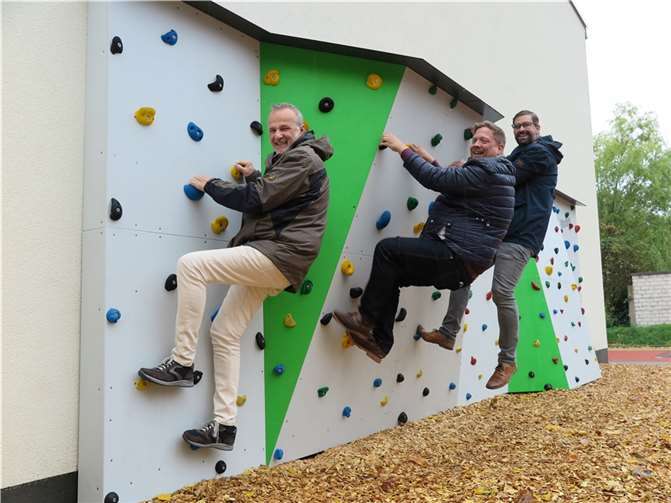 An der Bolderwand hatten sogar (v.l.) Bürgermeister Jörg Schmidt, Beigeordneter Swen Christian und Christian Pohl sichtlich ihren Spaß. Fotos: Gemeinde Wachtberg/mm