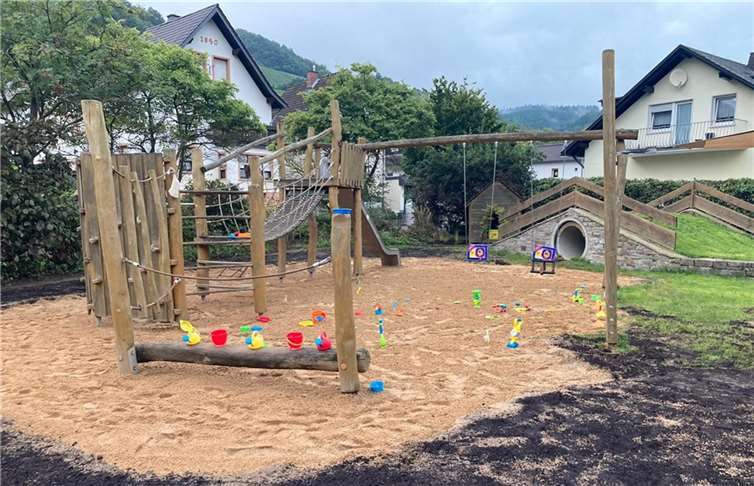 Gartenbauer aus dem Westerwald richten Dernauer Spielplatz her An der Bonnerstraße darf wieder getobt werden. Foto: privat