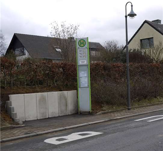 An der Bushaltestelle Schillingsstraße/Capellenstraße, Richtung Heimerzheim stand bisher den Nutzern des öffentlichen Nahverkehrs nur eine Gehwegbreite zur Verfügung.privat