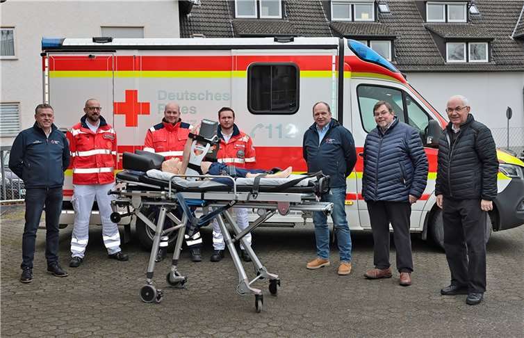 An der DRK-Rettungswache Adenau: (v.l.) Lothar Backes (Leiter Rettungsdienst DRK Kreisverband Ahrweiler), Dr. Martin Schiffarth (Ärztlicher Leiter Notarztstandort Adenau), Boris Linden (stellv. Leiter Rettungsdienst), Benedict Büscher (Leiter Rettungswache Adenau), Ulrich Bergmann (Geschäftsführer Rettungsdienst DRK Kreisverband Ahrweiler), Bernd Schiffarth (Vorsitzender Förderverein), Hermann-Josef Romes (stellv. Vorsitzender Förderverein).Foto: privat