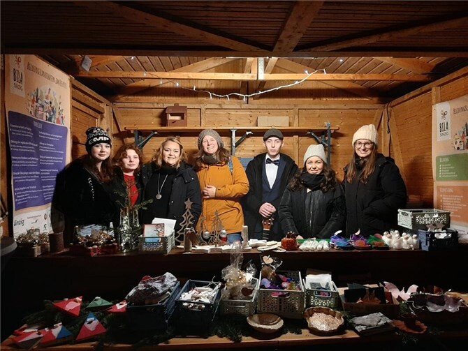 An der Dekobude der BILA Sinzig präsentierten Schüler*innen und Lehrkräfte der Barbarossaschule und der Janusz-Korczak-Schule ihre selbstgefertigten Weihnachtsdekorationen und Leckereien - ein lebendiges Beispiel für Teamarbeit und gemeinschaftliches Engagement.  Foto: privat