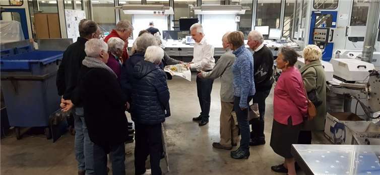 An der Druckmaschine erklärt Peter Krupp den Prozess von der Papierrolle bis zum fertig gedruckten 16-seitigen Zeitungsbogen.Sabine Schmitz