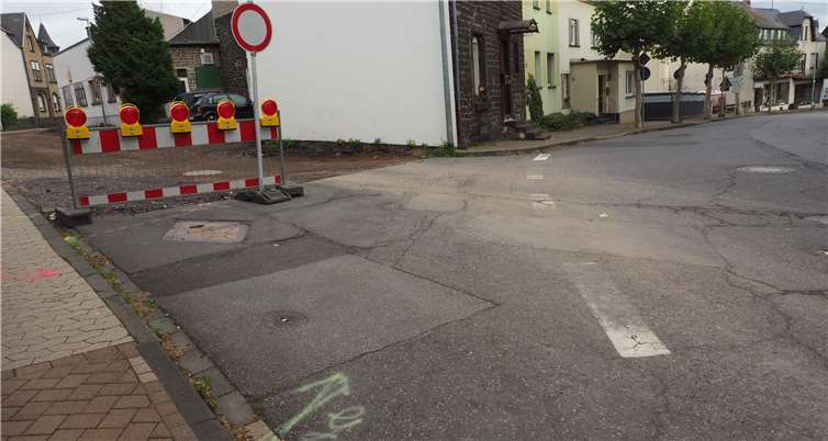 An der Ecke Jahnstraße / Poststraße in Mendig wird die bereits erneuerte Wasserleitung in der Jahnstraße an die Hauptwasserleitung der Poststraße angeschlossen werden.Foto: VG Mendig