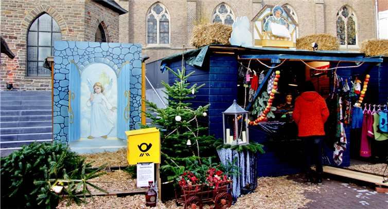 An der Engelspforte konnten die Kinder ihre Wunschzettel einwerfen. Die Post wurde vom Nikolaus persönlich nach Engelskirchen gebracht.
