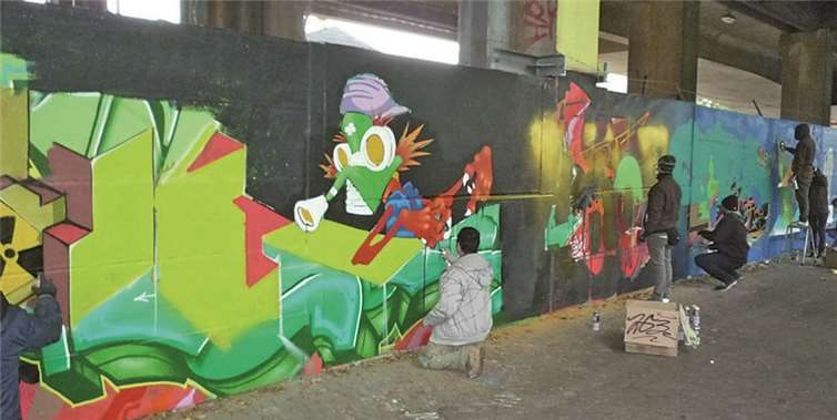 An der Europabrücke entstanden neue Unikate der Graffitikunst. privat