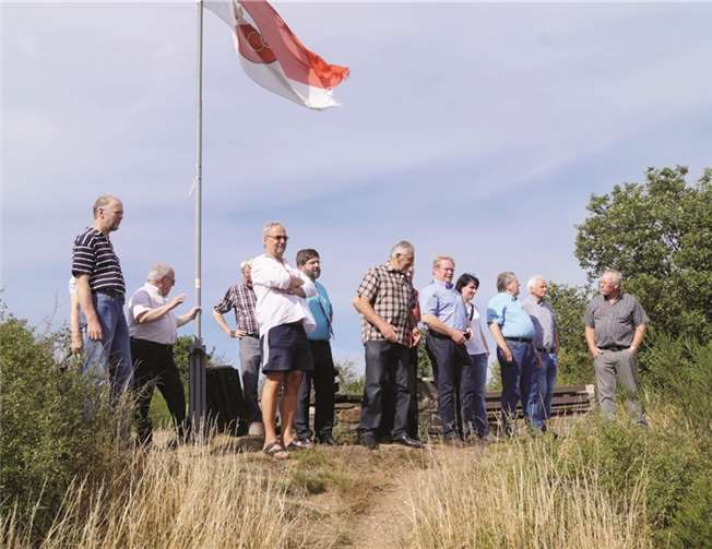 An der Fahne hoch über der Mosel bietet sich ein toller Ausblick auf Treis, Pommern und das Flusstal.
