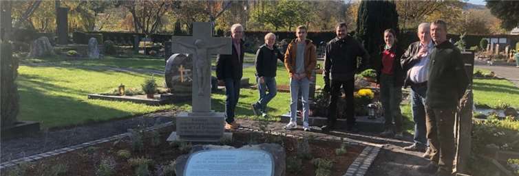 An der Gedenkstätte Peter Krämer (v.li.), Ferdi Heuwagen, Jos Ley, Ralf Wershofen, Jennifer Sweeney, Hans Georg Klein und Gerd Friedrichs. Foto: privat