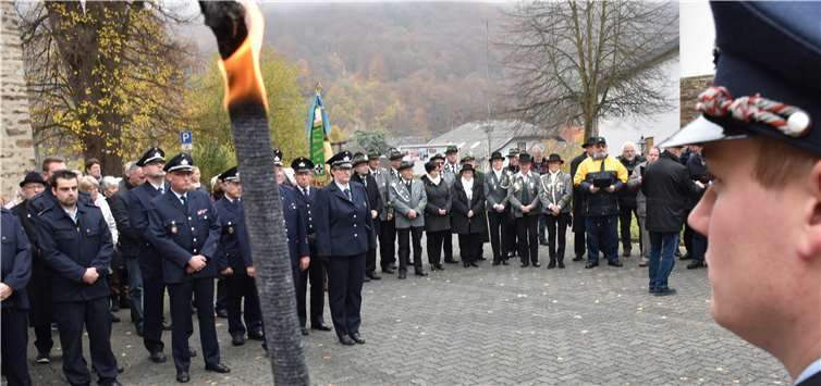 An der Gedenkstunde zum Volkstrauertag nahmen etwa 50 Bürger und Vereinsmitglieder teil. Fotos: HEP
