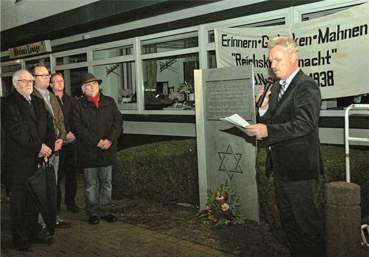 An der Gedenktafel am Platz der ehemaligen Synagoge in der Schweigelstraße legte der Bürgermeister ein Gebinde nieder und hielt eine bewegende, persönliche Ansprache an die Teilnehmer des diesjährigen Schweigegangs.