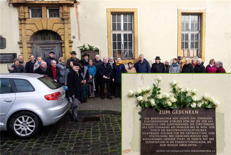 An der Gedenktafel der ehemaligen Synagoge am „Bürresheimer Hof“ auf dem Florinsmarkt fand eine Schweigeminute im Gedenken an die jüdischen Opfer des Nationalsozialismus statt. Foto: Hermann Schäfer