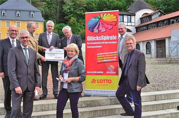 An der Gießhalle überreichten Walter Desch und Erich Engelke einen Fördervertrag an Bürgermeister Michael Syre und Rehlinde Glöckner. -HEP-