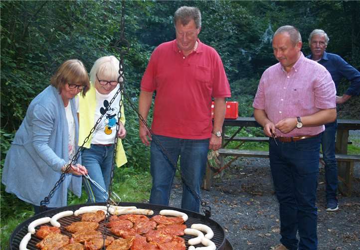 An der Grillhütte Kleinmaischeid wurde gegrillt.
