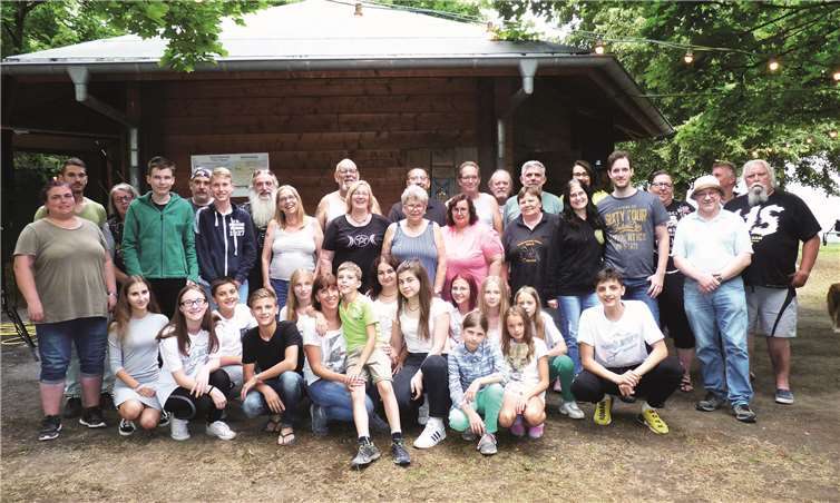 An der Grillhütte der Stadt Mendig feierten die Kinder aus Minsk gemeinsam mit ihren beiden Betreuern und den Tschernobyl-Trikern ein tolles Grillfest.