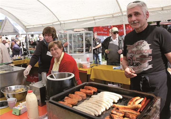 An der Grillstation gab es für die fleißigen Helfer viel zu tun…