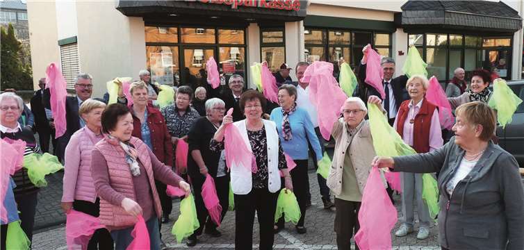 An der Gymnastikvorführung unter Leitung von Doris Gunkel und Waltraud Müller nahmen u.a. auch Landrat Dr. Alexander Saftig, der KSK Vorstandsvorsitzende Karl-Josef Esch, VG-Bürgermeister Jörg Lempertz und Stadtbürgermeister Hans Peter Ammel teil.