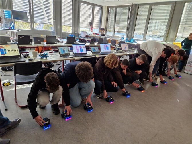 An der Hans-Dietrich-Genscher-Schule fand ein spannender zweitägiger Workshop zum Thema Robotik statt. Teilgenommen haben Schüler der Jahrgangsstufen 8 und 9, die einen praxisnahen Einblick in moderne Robotik und industrielle Automatisierung erhielten. Foto: privat