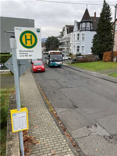 An der Hauptstraße kurz vor dem Kreisel wurde die neue Haltestelle „Denkmal“ eingerichtet.  Foto: privat