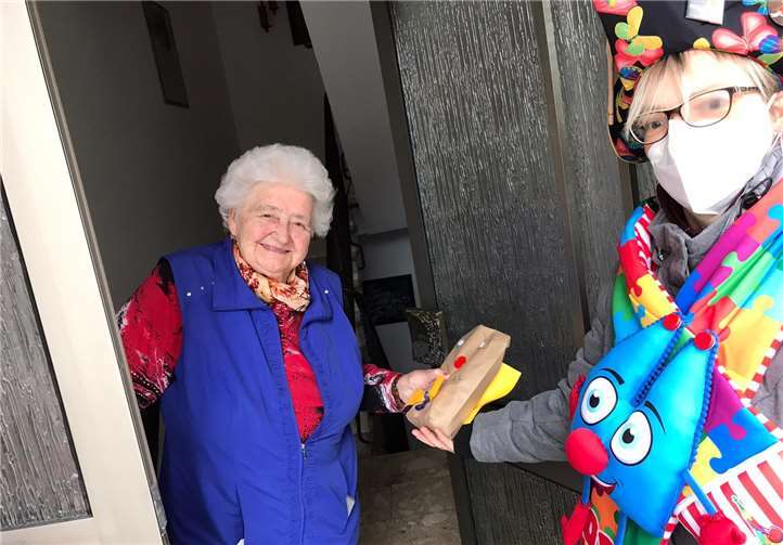 An der Haustür wurden die Überraschungen ganz coronakonform verschenkt.